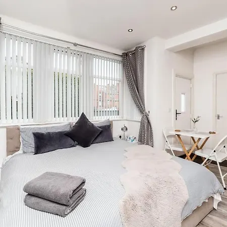 Hidden Gem Self Contained Studio Leeds Ls6 شقة *