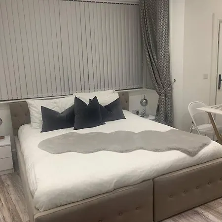 Hidden Gem Self Contained Studio Leeds Ls6 *